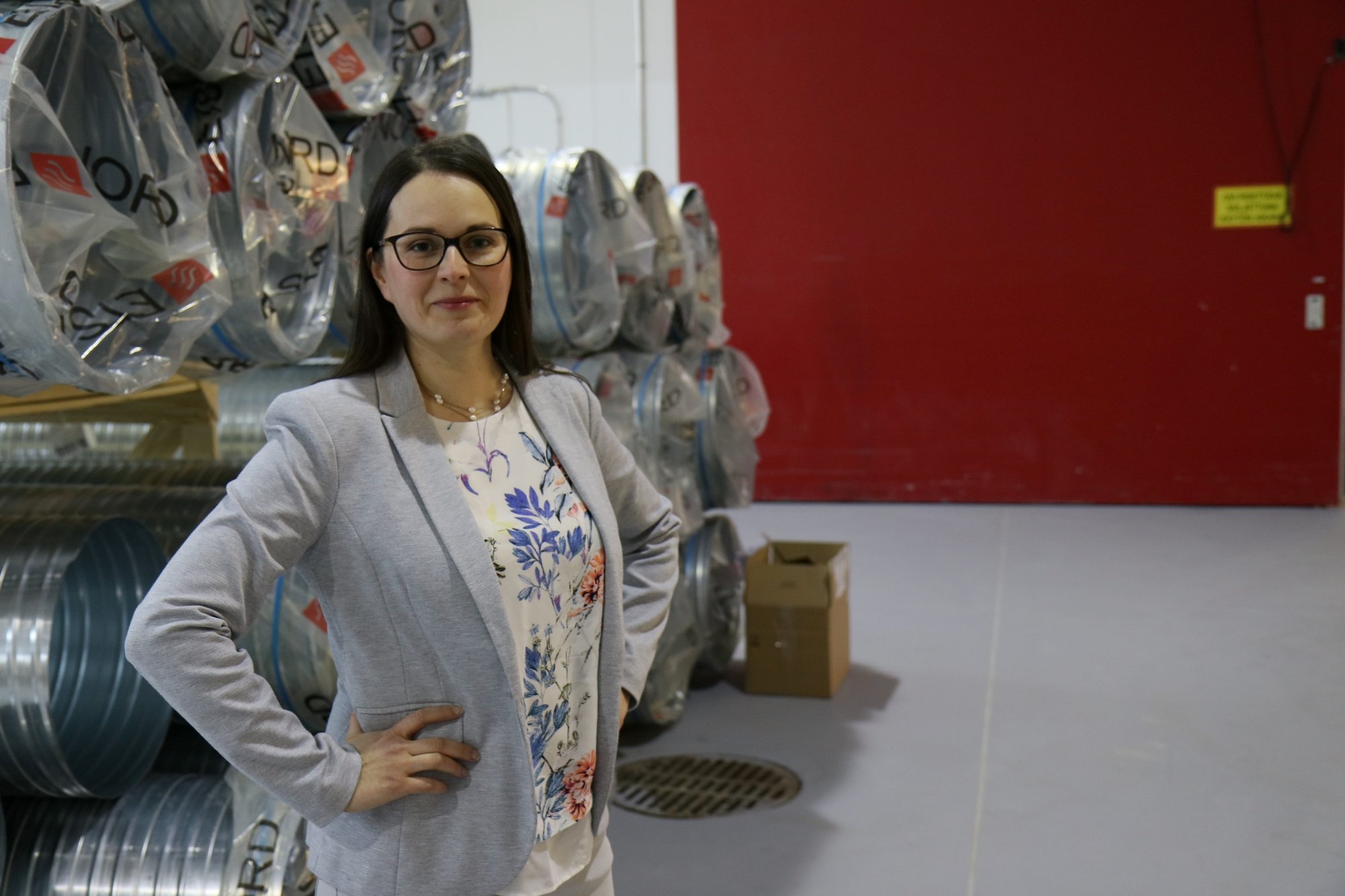 Nainen Porokylän leipomolle rakennettavissa tiloissa. Yritysuutinen Business Joensuu.