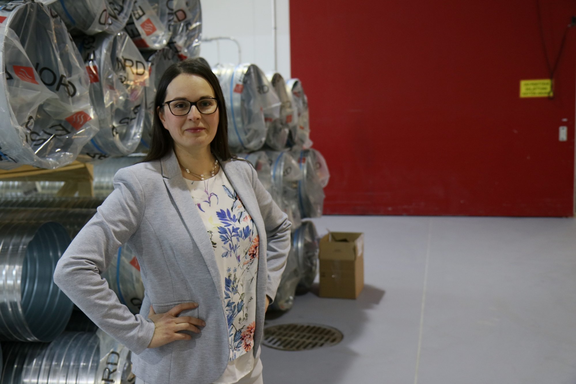 Nainen seisoo Porokylän leipomon rakenteilla olevissa tiloissa | yritystarinat Business Joensuu