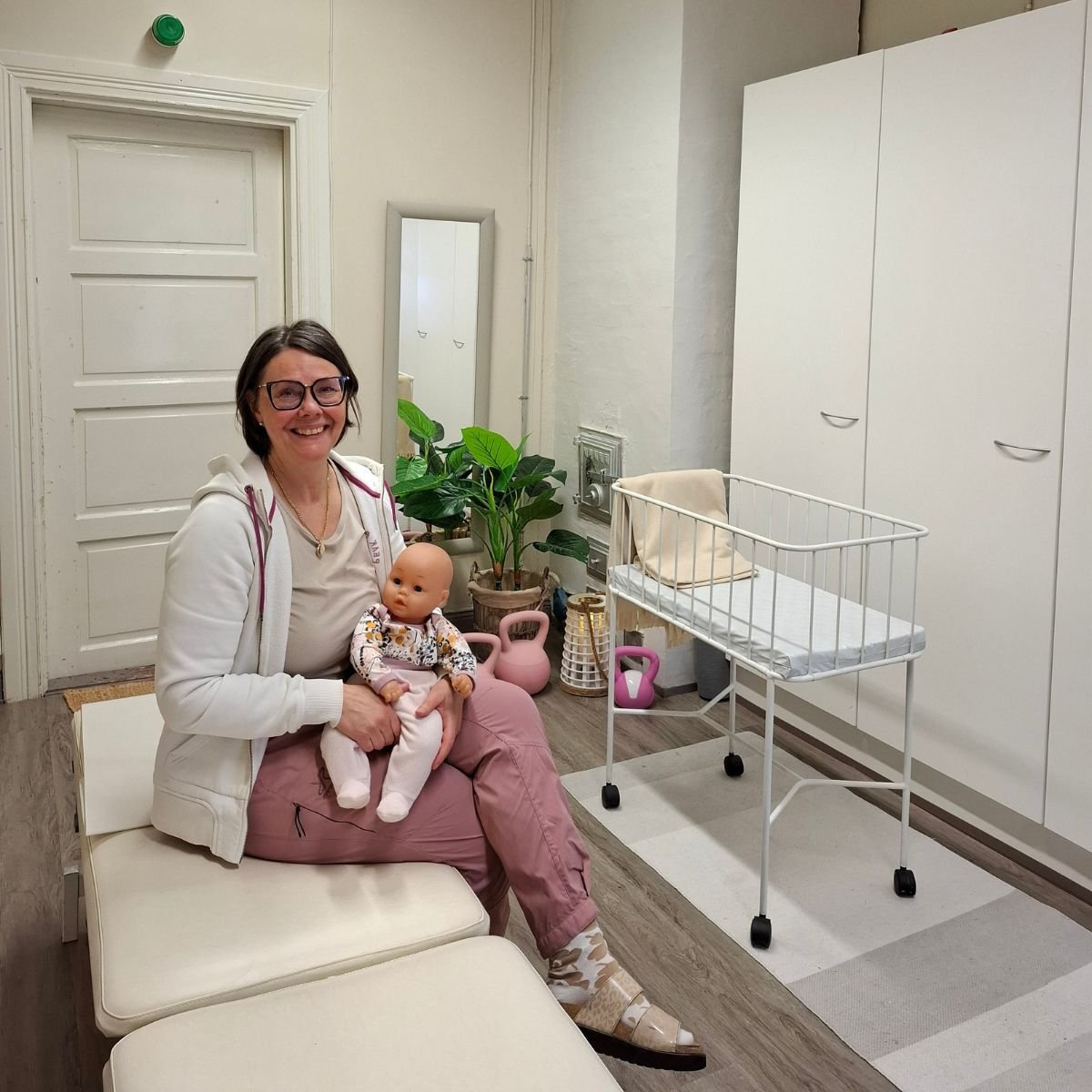 Joensuulainen fysioterapeutti, kätilö ja yrittäjä Jonna Joukanen perusti Äitiysfysio Jonna -yrityksen, joka tarjoaa muun muassa äitiys- ja lantionpohjafysioterapiaa, raskaus- ja vauvahierontaa sekä imetysohjausta. Business Joensuu tuki häntä yrityksen perustamisessa ja yrittäjyyden alkuvaiheessa.