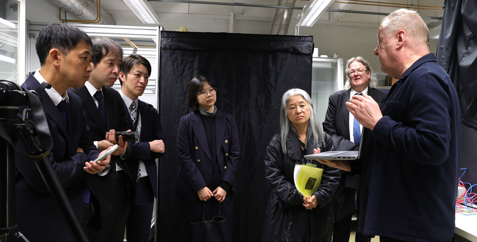 Akita-delegaatio tutustui UEFin fotoniikan laboratorioihin-1-1