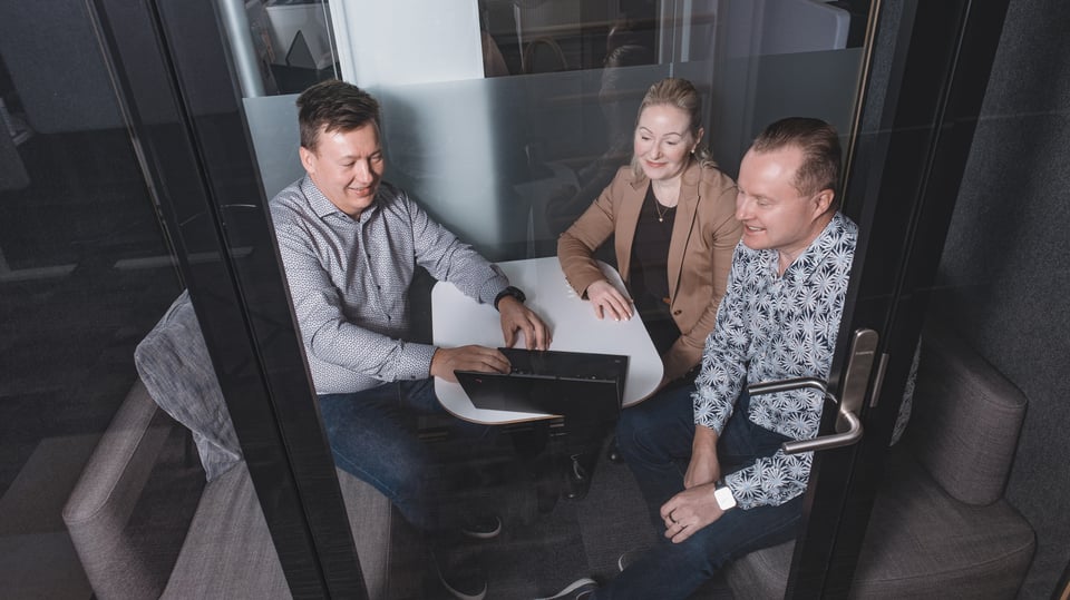 Business Joensuu henkilöstö tietokoneen äärellä