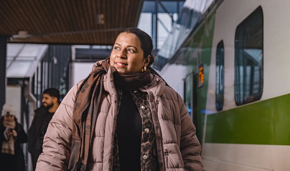 Nainen kävelemässä Joensuun juna-aseman laiturilla