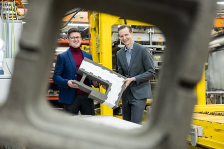 Carbonaide Oy, kaksi miesti betonisen tuotteen kanssa.