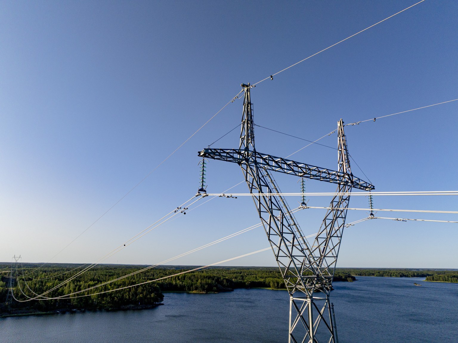 Caruna voimajohto ja järvimaisema