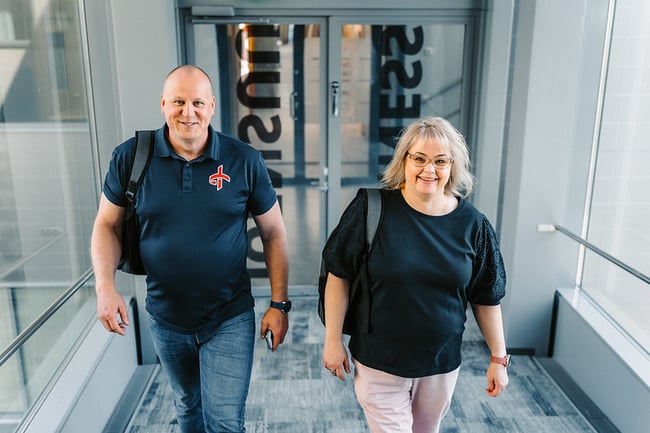 Business Joensuu kaksi työntekijää saapuu toimistolle