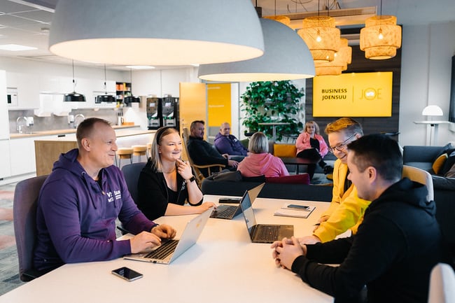 Business Joensuun henkilöstöä toimitoissa