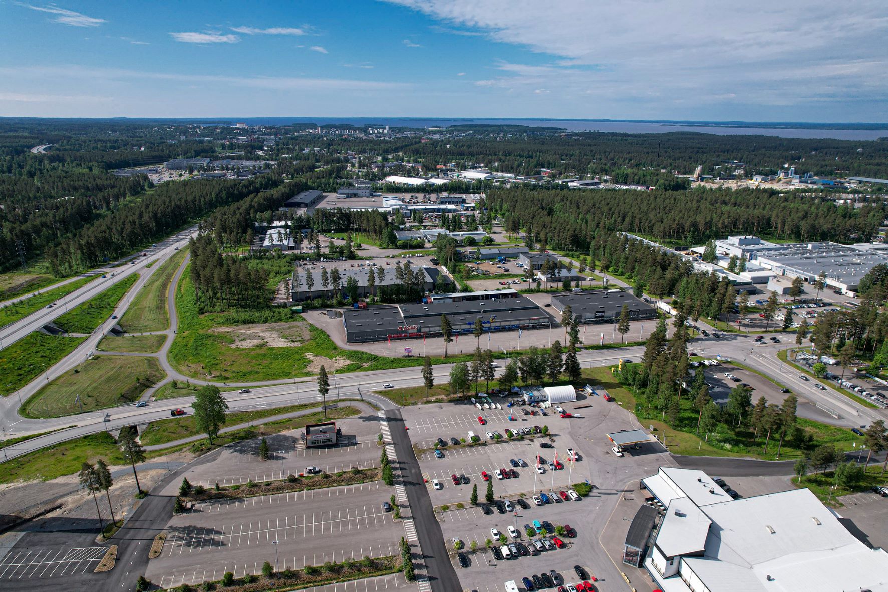 Business_Joensuu_Investoi_ja_sijoitu_yritysalue_Joensuu_ilmakuvassa_teollisuusyrityksiä_ja_parkkialueita_1