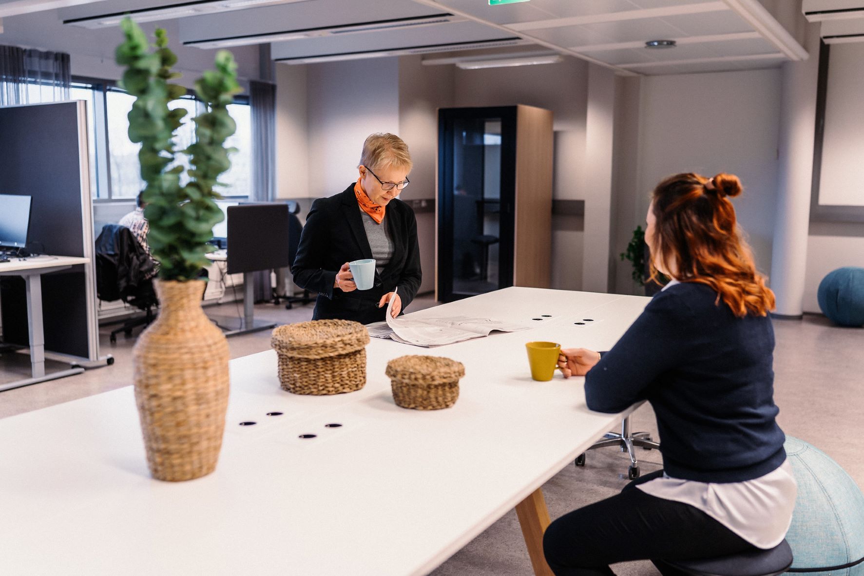 Business_Joensuu_Tiedepuisto_coworking-tila_kaksi_ihmistä_pöydän_ääressä_1_photo_Harri_Säynetvirta