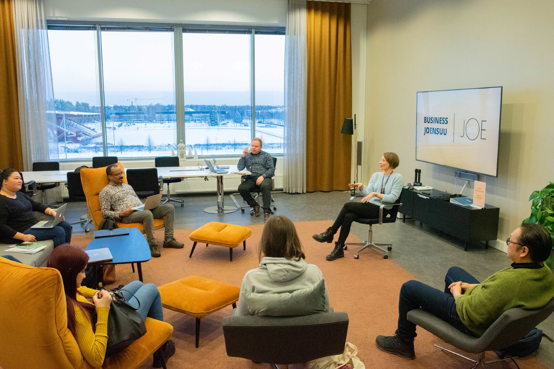 Business_Joensuu_aloittava_yritys_ihmisiä_valmennustilanteessa_istumassa_photo_Miia_Lähteenmäki-1