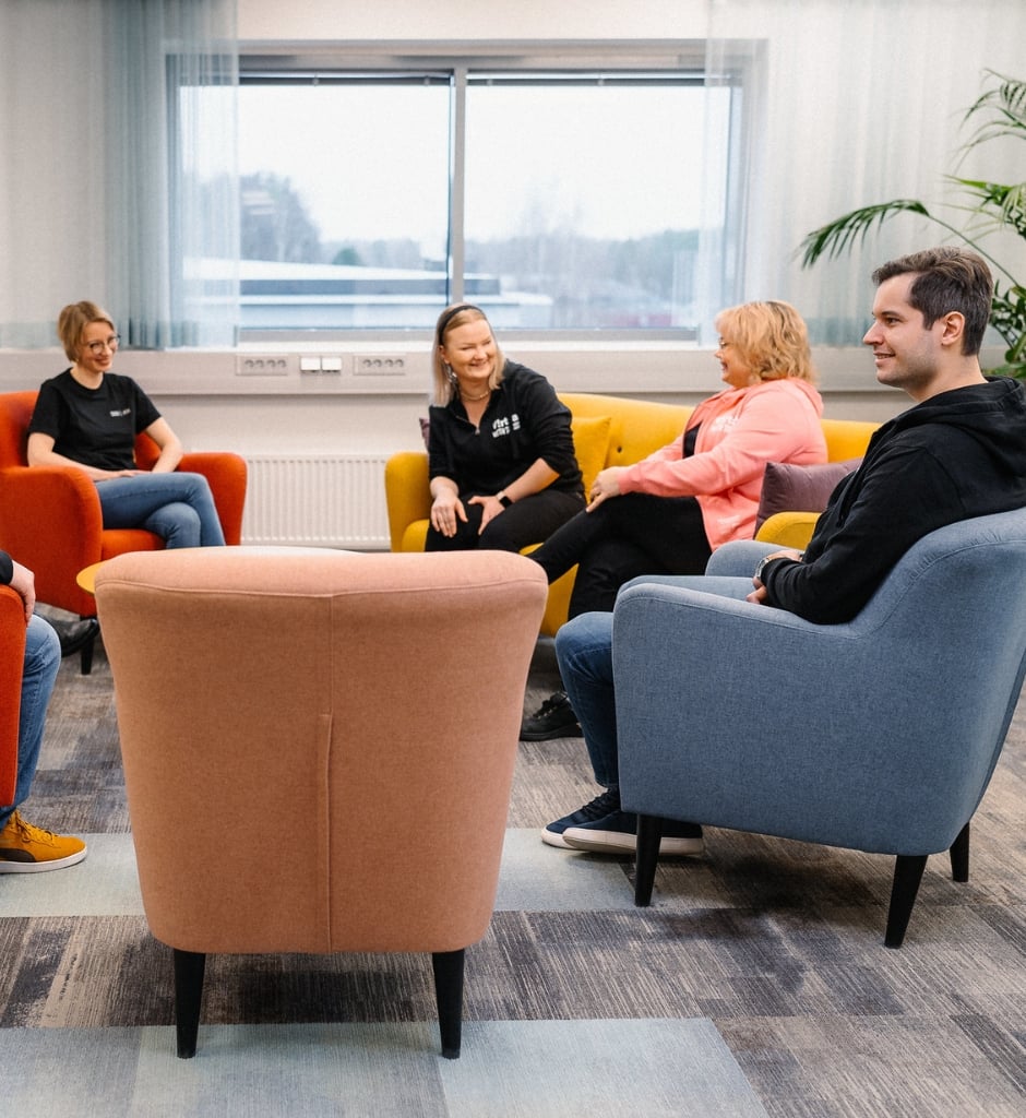 Yrityspalvelut valmentavalla otteella, yrityksen kasvu | Business Joensuu | ihmisiä istumassa nojatuoleilla ja keskustelemassa. Yksi tuoli vapaana.