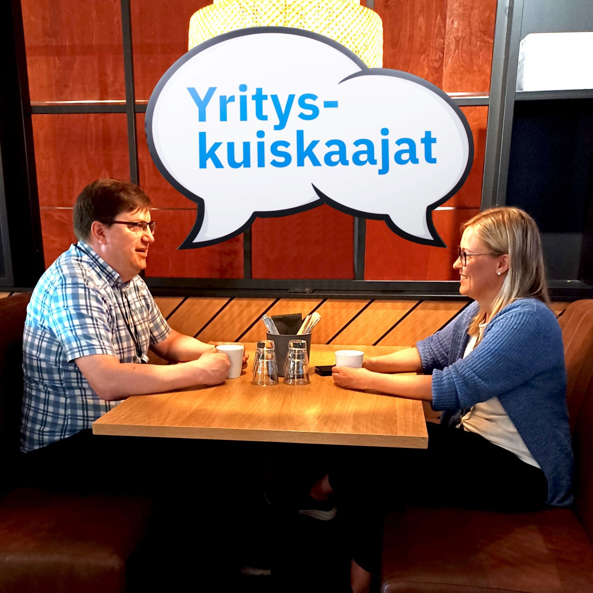Yrityskuiskaajat_keskustelemassa_kahvilassa_Business_Joensuu_neliö2 Yrityskuiskaajat_keskustelemassa_kahvilassa_Business_Joensuu_neliö2