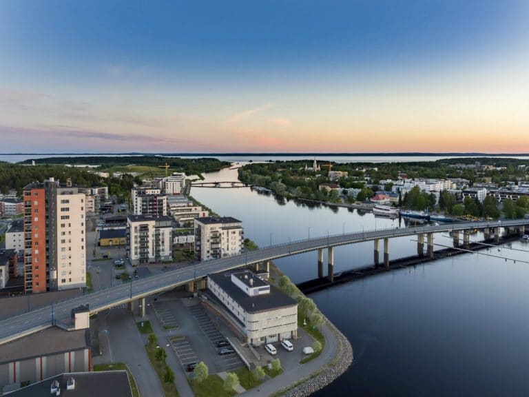 Joensuu ulkokuva kaupunkinäkymä Penttilänrannasta ja Suvantosilta sekä Pielisjoki