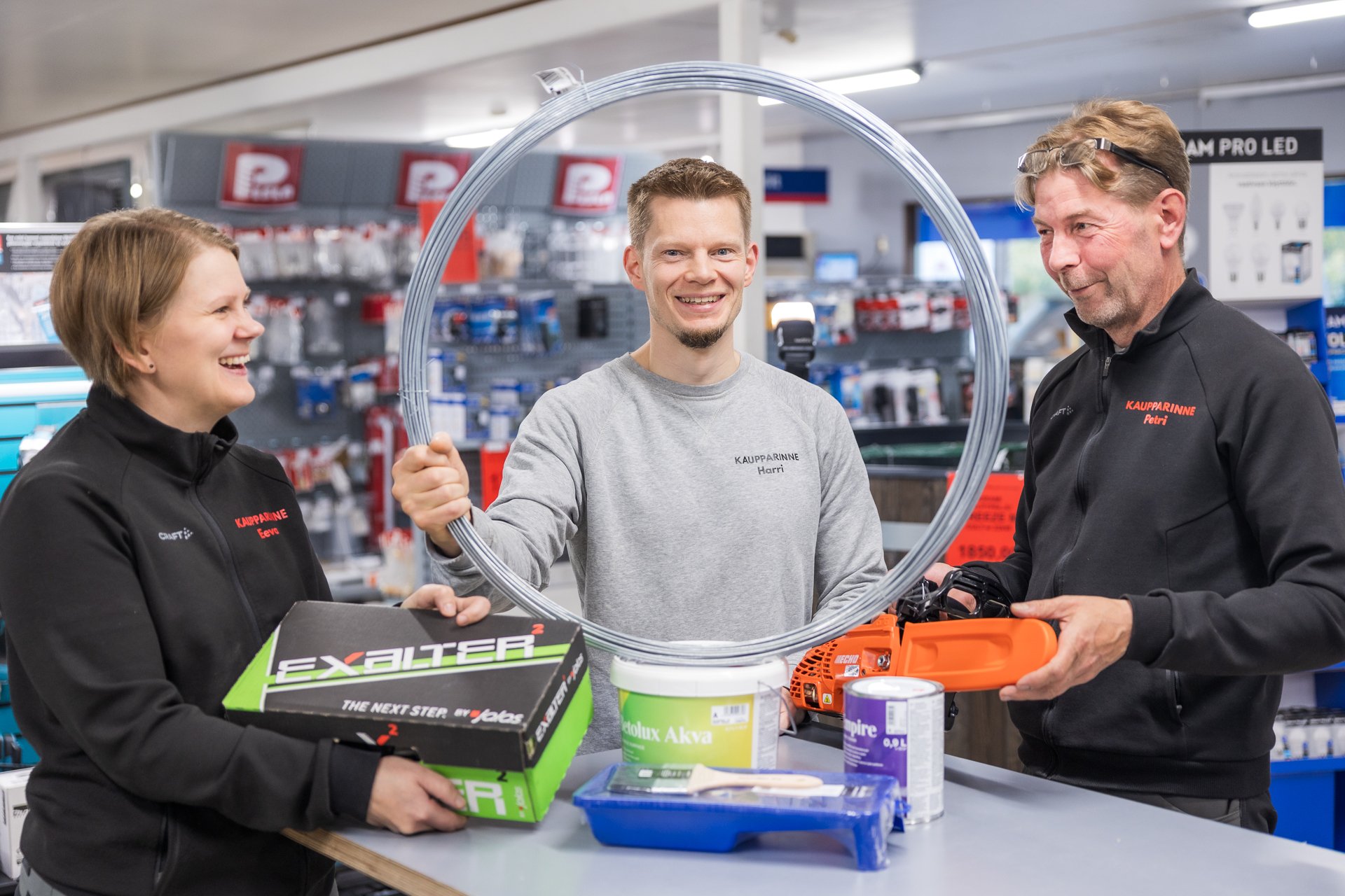 Kaupparinne Oy's entrepreneur and employees in their hardware store | Business Joensuu