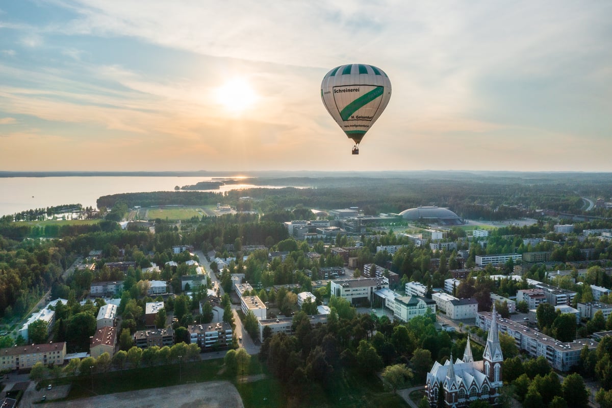 Linnan Pallo _kuumailmapallolentäjä Juha Peltonen_Kuumailmapallo yleisölento Joensuussa_kuva Jarno Artika_Business Joensuu