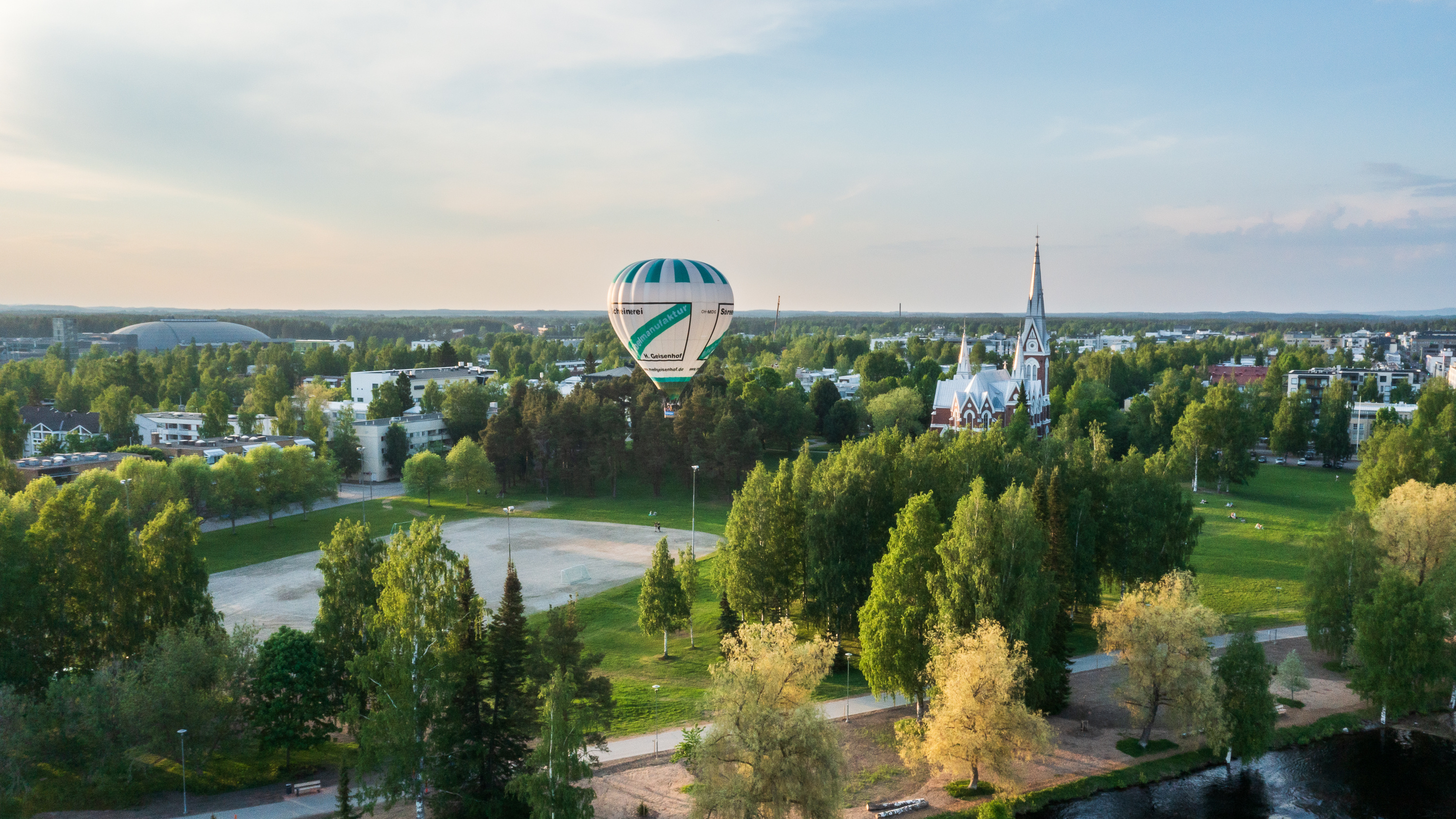 Linnan Pallo _kuumailmapallolentäjä Juha Peltonen_Kuumailmapallo yleisölento Joensuussa_kuva Jarno Artika_Business Joensuu