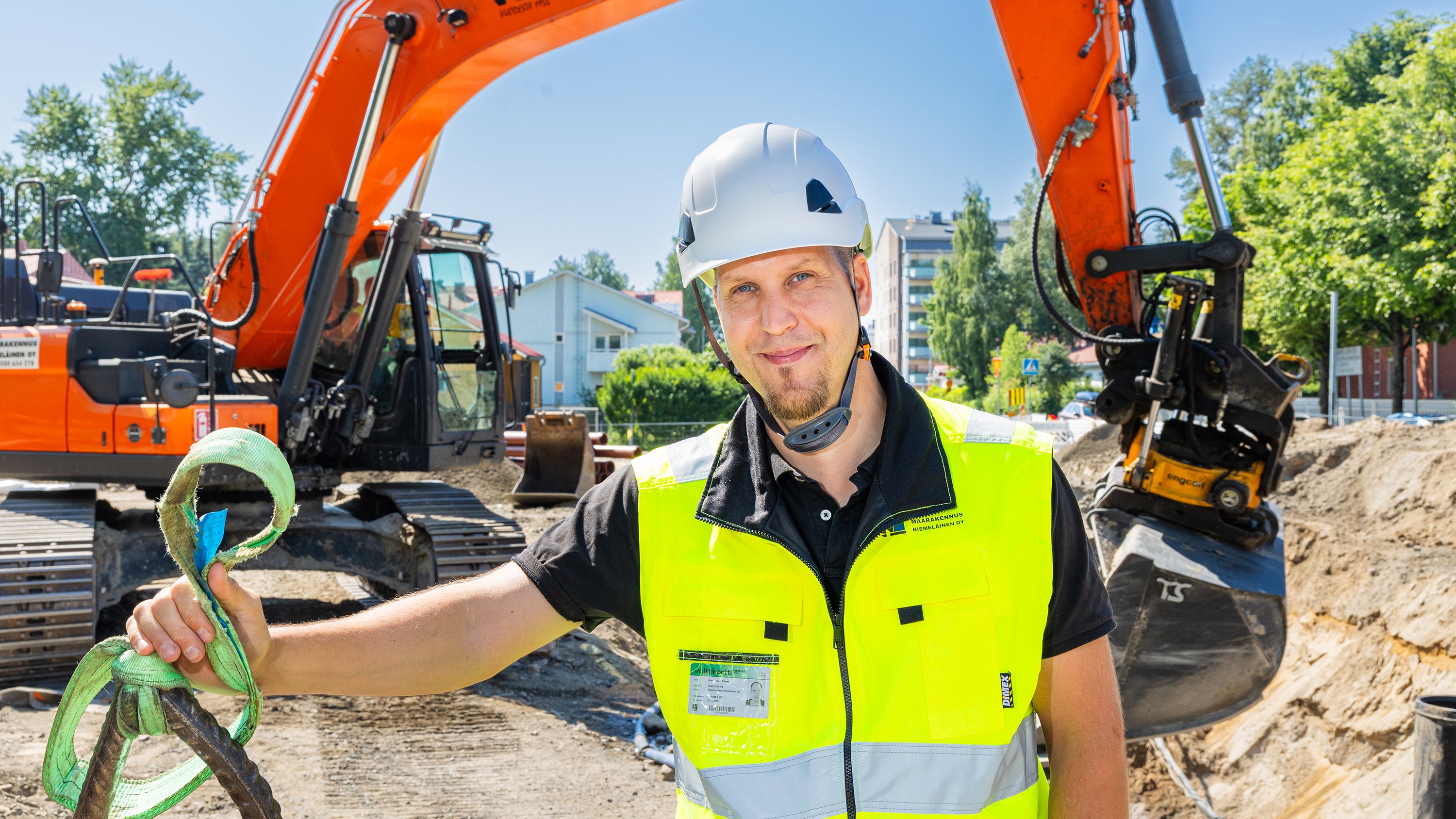 Maarakennus Niemeläinen, Riku Alitupa | Business Joensuu business services | A man with a helmet standing on a street onstruction site