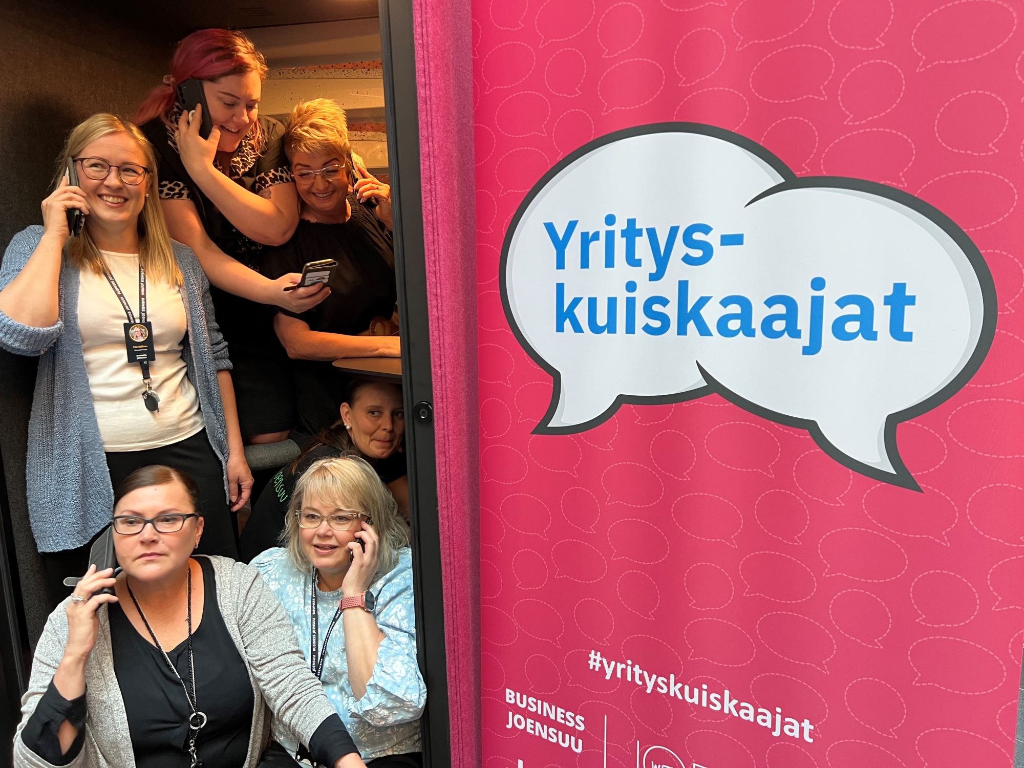 Yrityskuiskaajat_puhelinkopissa